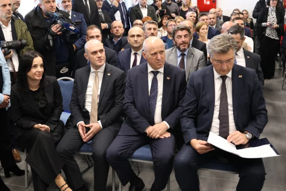 SLAVONSKI ŠAMAC: Premijer Plenković s ministrima i drugim dužnosnicima održao sjednicu Savjeta za Slavoniju, Baranju i Srijem