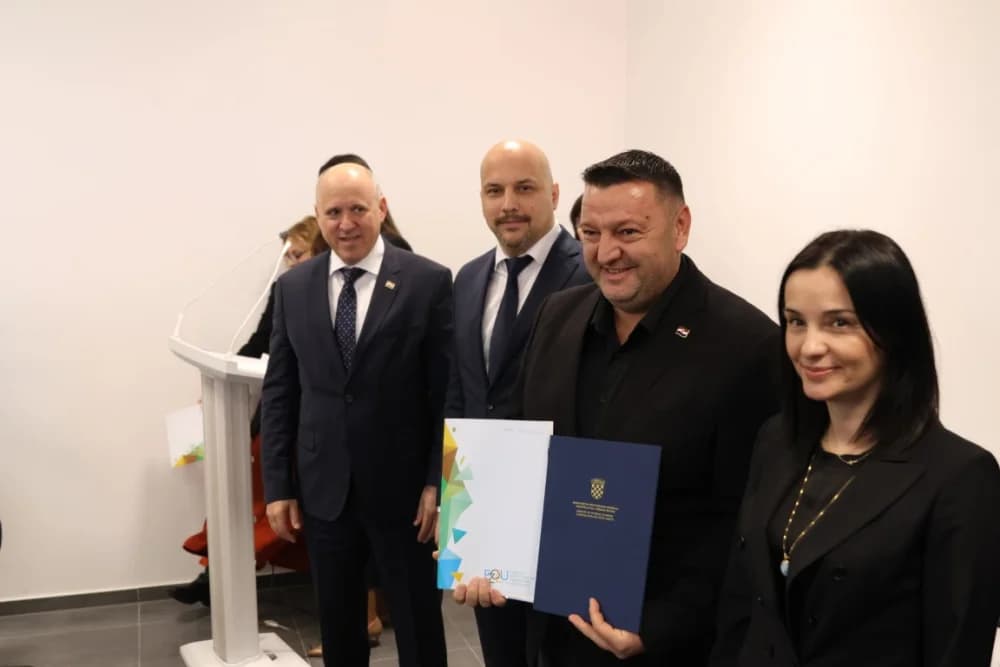 SLAVONSKI ŠAMAC: Premijer Plenković s ministrima i drugim dužnosnicima održao sjednicu Savjeta za Slavoniju, Baranju i Srijem