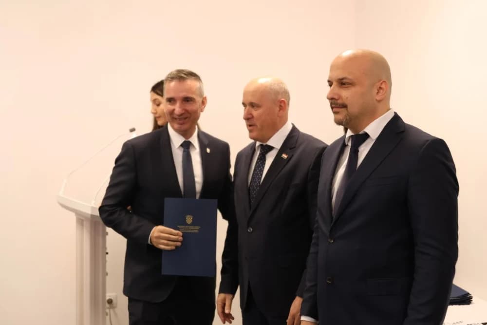 SLAVONSKI ŠAMAC: Premijer Plenković s ministrima i drugim dužnosnicima održao sjednicu Savjeta za Slavoniju, Baranju i Srijem
