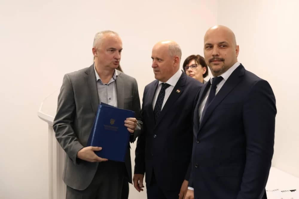 SLAVONSKI ŠAMAC: Premijer Plenković s ministrima i drugim dužnosnicima održao sjednicu Savjeta za Slavoniju, Baranju i Srijem