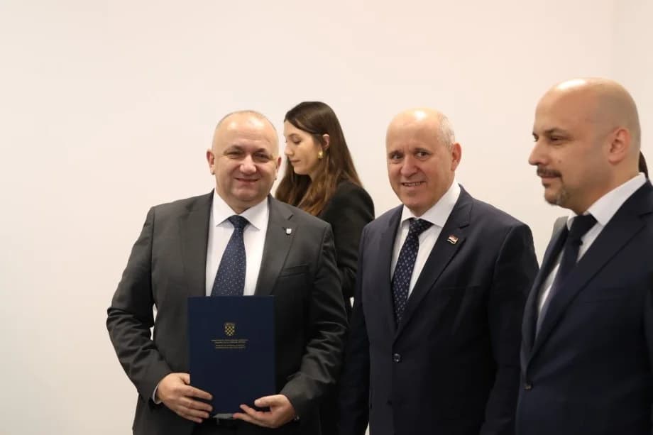 SLAVONSKI ŠAMAC: Premijer Plenković s ministrima i drugim dužnosnicima održao sjednicu Savjeta za Slavoniju, Baranju i Srijem
