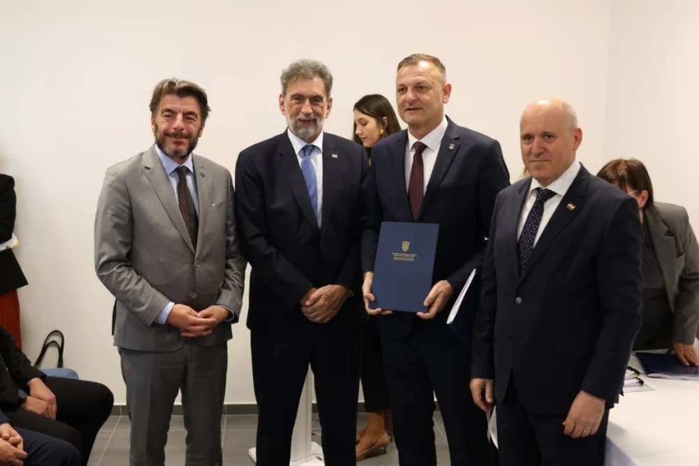 SLAVONSKI ŠAMAC: Premijer Plenković s ministrima i drugim dužnosnicima održao sjednicu Savjeta za Slavoniju, Baranju i Srijem