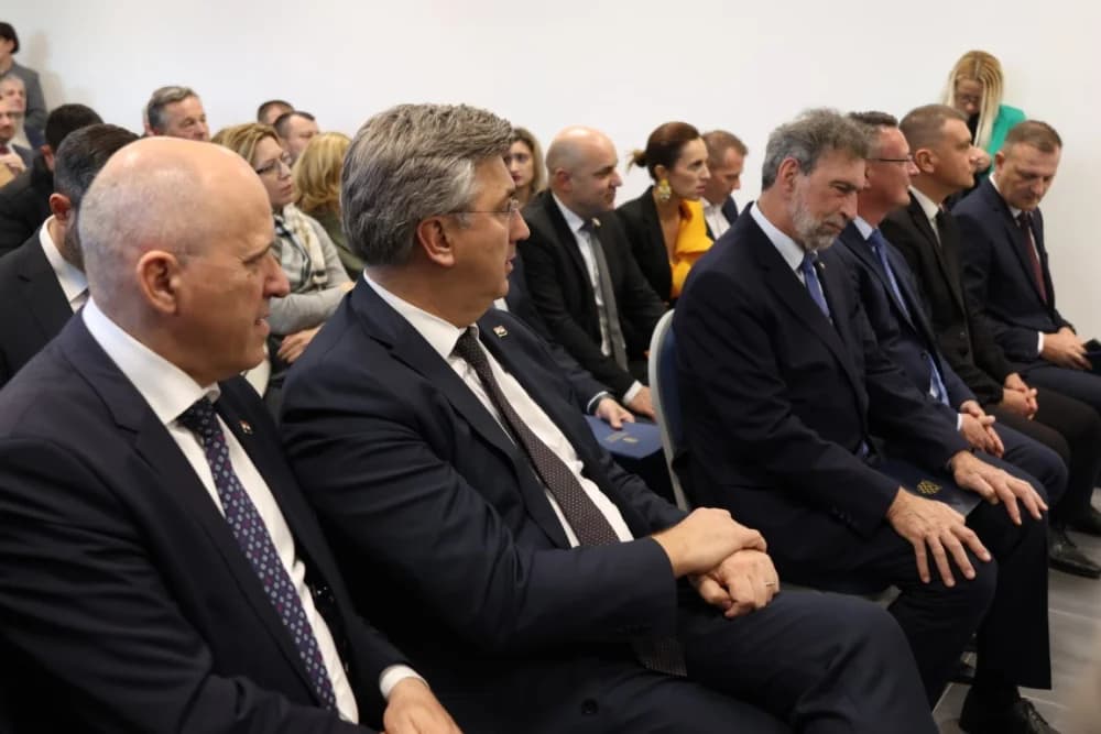 SLAVONSKI ŠAMAC: Premijer Plenković s ministrima i drugim dužnosnicima održao sjednicu Savjeta za Slavoniju, Baranju i Srijem
