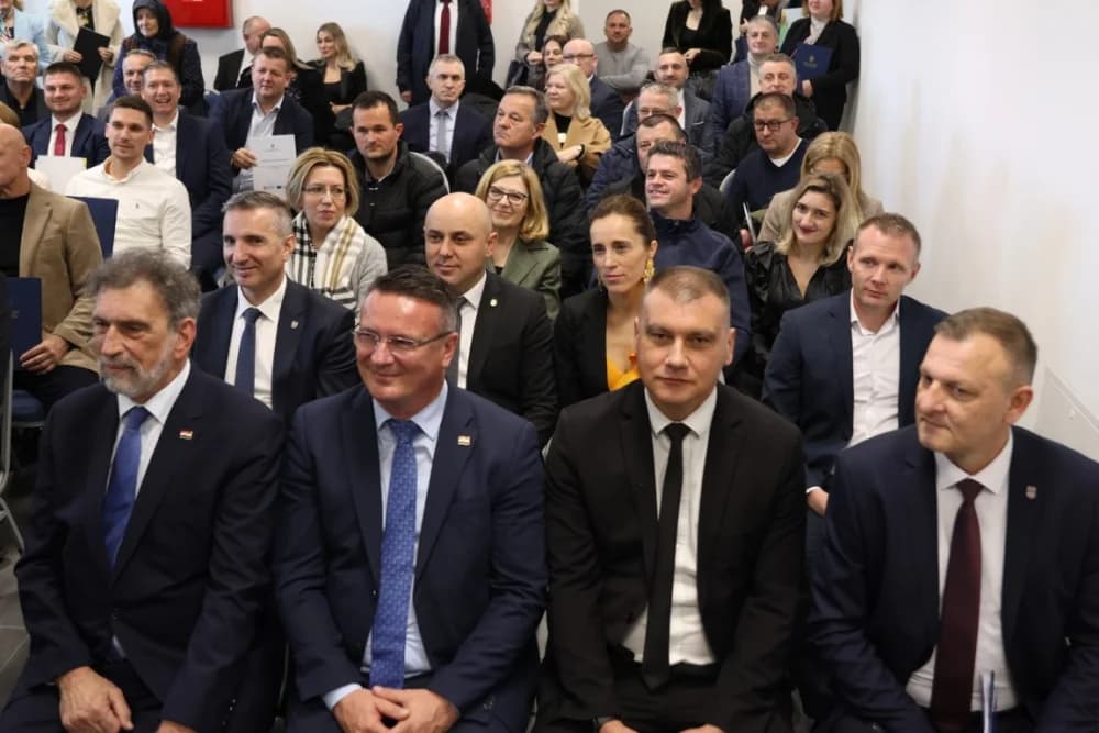 SLAVONSKI ŠAMAC: Premijer Plenković s ministrima i drugim dužnosnicima održao sjednicu Savjeta za Slavoniju, Baranju i Srijem