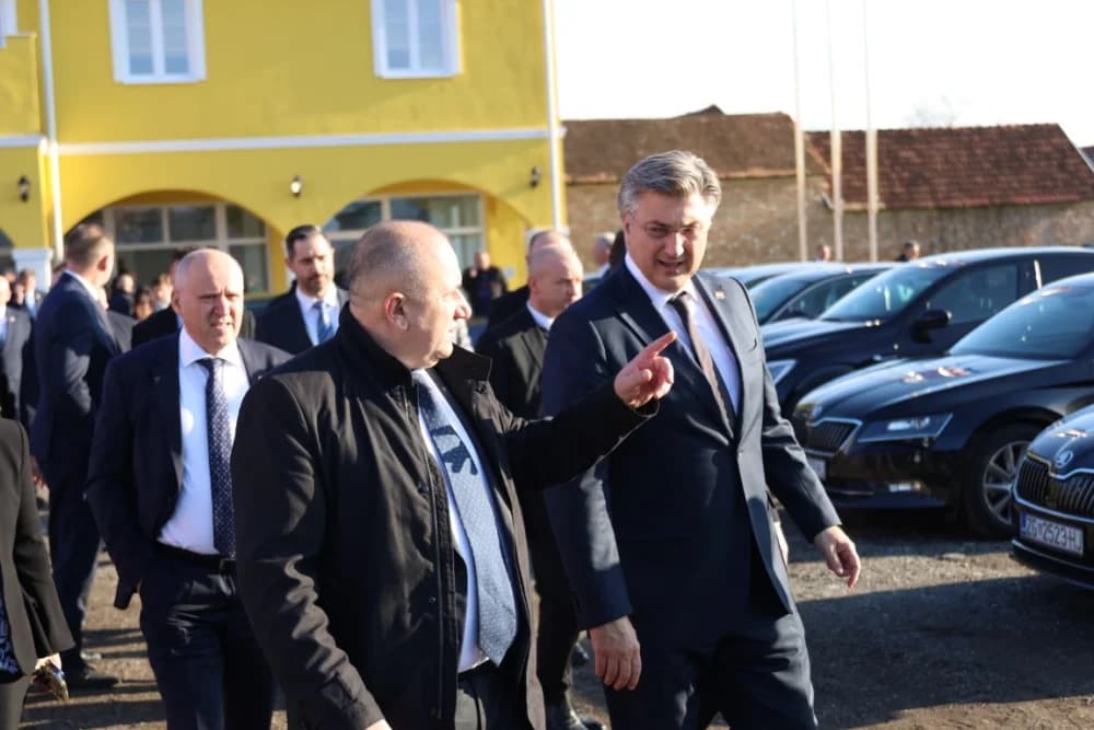SLAVONSKI ŠAMAC: Premijer Plenković s ministrima i drugim dužnosnicima održao sjednicu Savjeta za Slavoniju, Baranju i Srijem