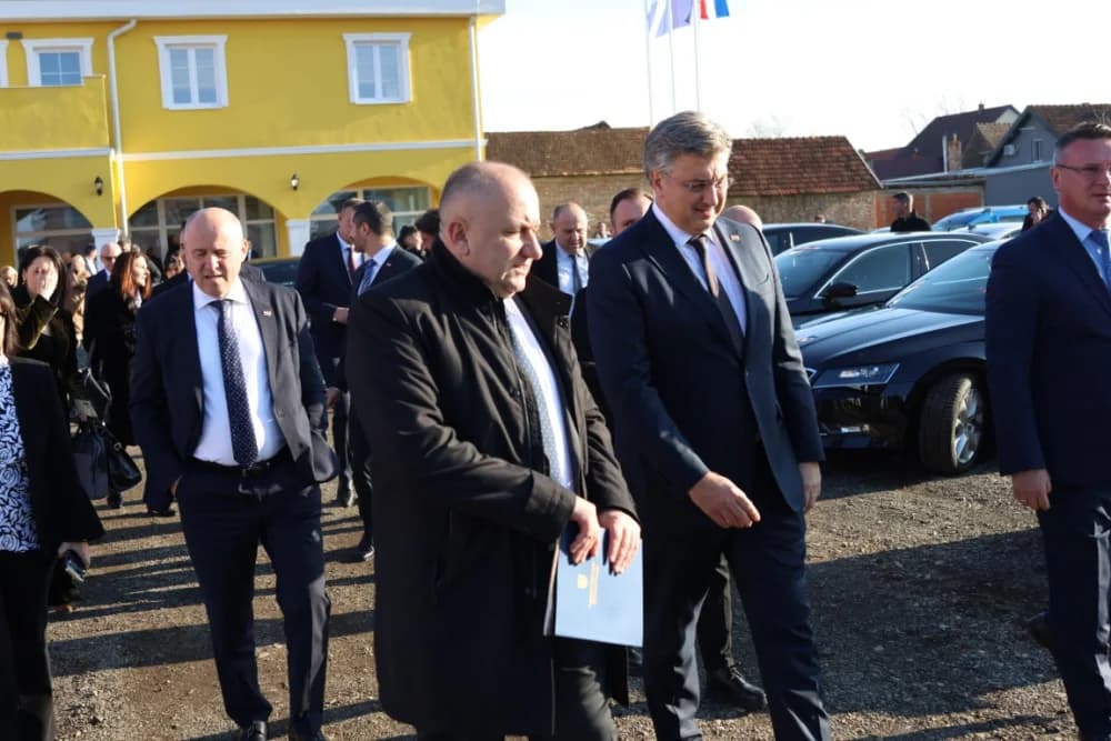 SLAVONSKI ŠAMAC: Premijer Plenković s ministrima i drugim dužnosnicima održao sjednicu Savjeta za Slavoniju, Baranju i Srijem