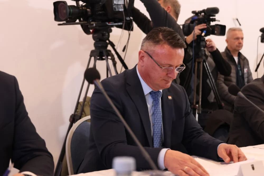 SLAVONSKI ŠAMAC: Premijer Plenković s ministrima i drugim dužnosnicima održao sjednicu Savjeta za Slavoniju, Baranju i Srijem