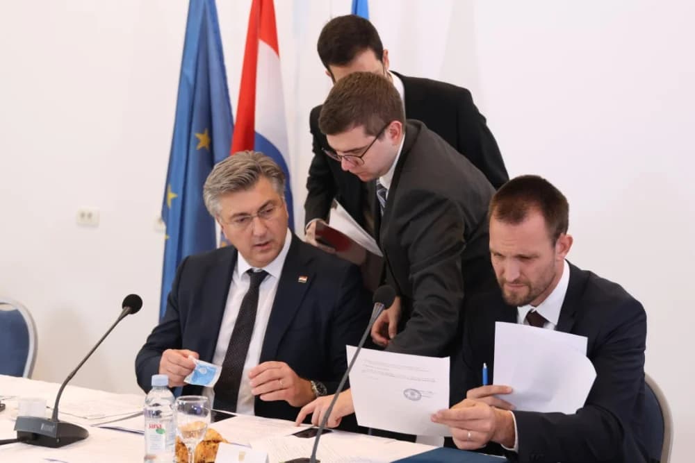 SLAVONSKI ŠAMAC: Premijer Plenković s ministrima i drugim dužnosnicima održao sjednicu Savjeta za Slavoniju, Baranju i Srijem
