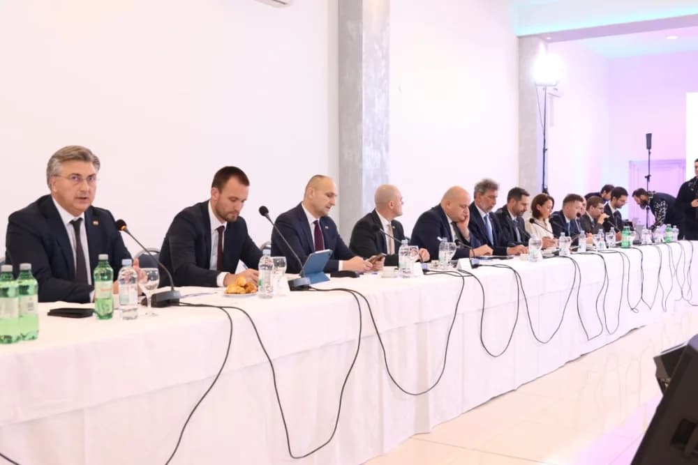 SLAVONSKI ŠAMAC: Premijer Plenković s ministrima i drugim dužnosnicima održao sjednicu Savjeta za Slavoniju, Baranju i Srijem