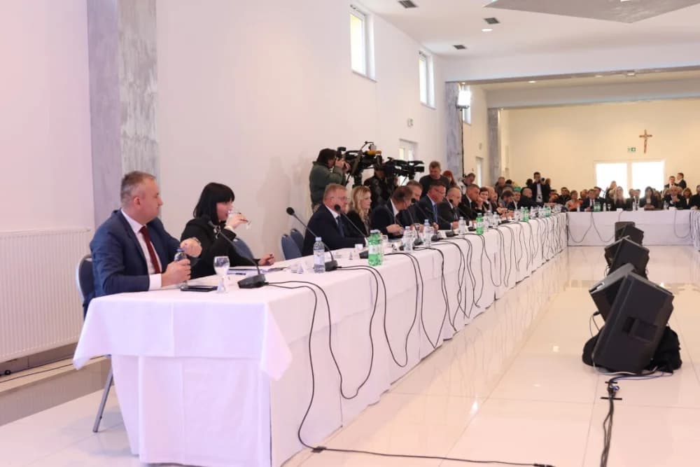 SLAVONSKI ŠAMAC: Premijer Plenković s ministrima i drugim dužnosnicima održao sjednicu Savjeta za Slavoniju, Baranju i Srijem