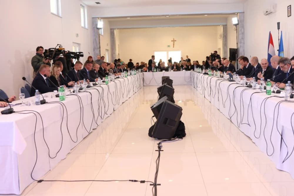 SLAVONSKI ŠAMAC: Premijer Plenković s ministrima i drugim dužnosnicima održao sjednicu Savjeta za Slavoniju, Baranju i Srijem