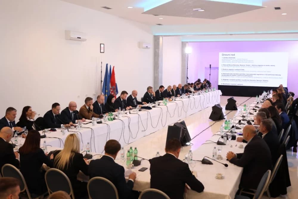 SLAVONSKI ŠAMAC: Premijer Plenković s ministrima i drugim dužnosnicima održao sjednicu Savjeta za Slavoniju, Baranju i Srijem