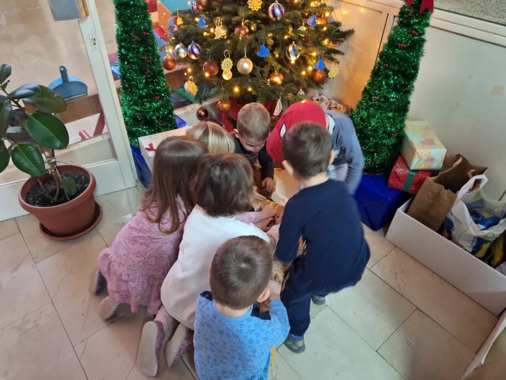Darovi Svetoga Nikole stigli u Kuću sretnih ciglica, dječje vrtiće te pedijatriju brodske bolnice