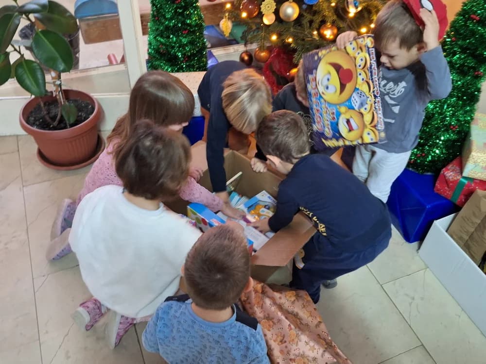 Darovi Svetoga Nikole stigli u Kuću sretnih ciglica, dječje vrtiće te pedijatriju brodske bolnice