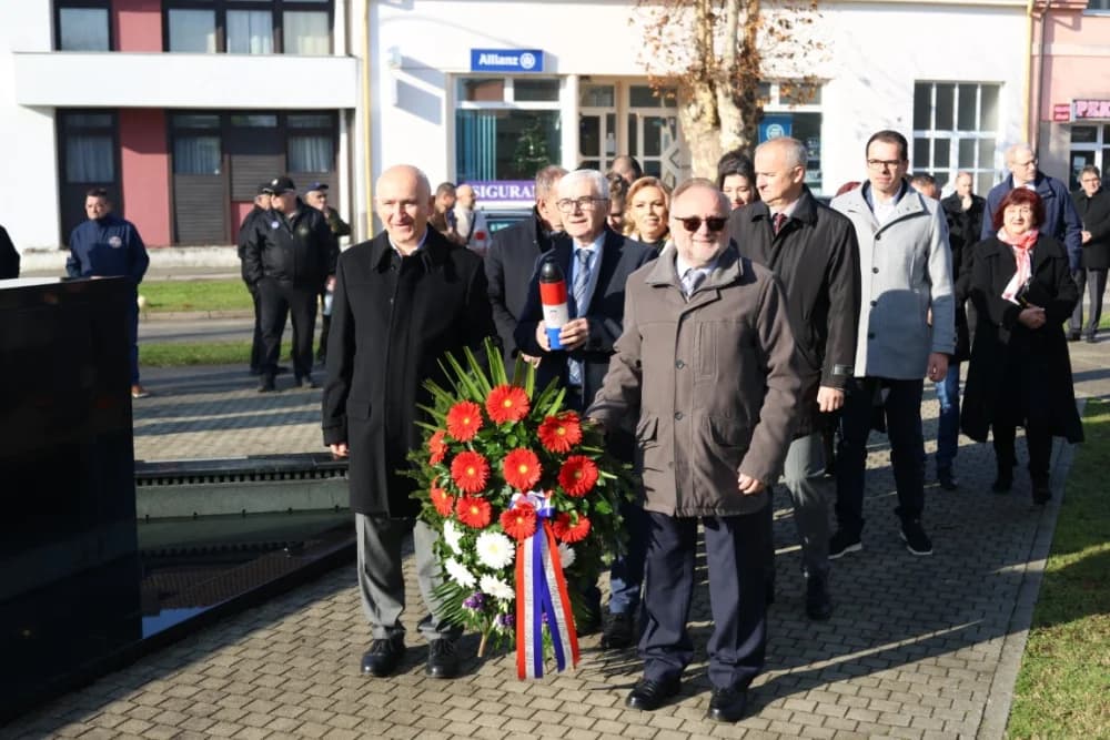 (FOTO) OBILJEŽAVANJE DANA NOVE GRADIŠKE: Položeni vijenci i zapaljene svijeće kod spomen obilježja na Trgu dr. Franje Tuđmana