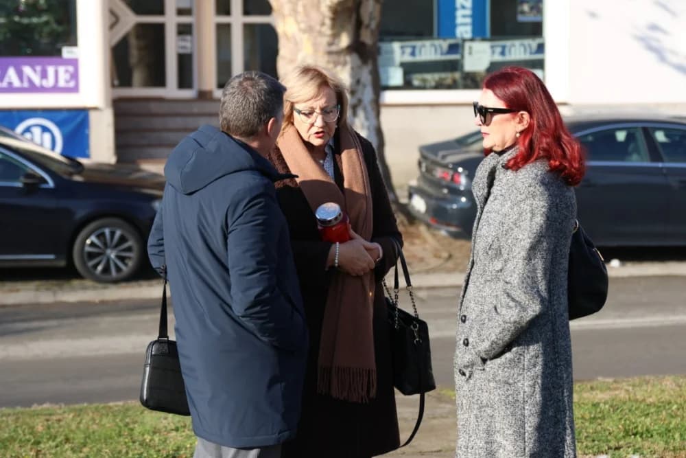 (FOTO) OBILJEŽAVANJE DANA NOVE GRADIŠKE: Položeni vijenci i zapaljene svijeće kod spomen obilježja na Trgu dr. Franje Tuđmana