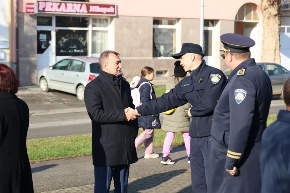 (FOTO) OBILJEŽAVANJE DANA NOVE GRADIŠKE: Položeni vijenci i zapaljene svijeće kod spomen obilježja na Trgu dr. Franje Tuđmana