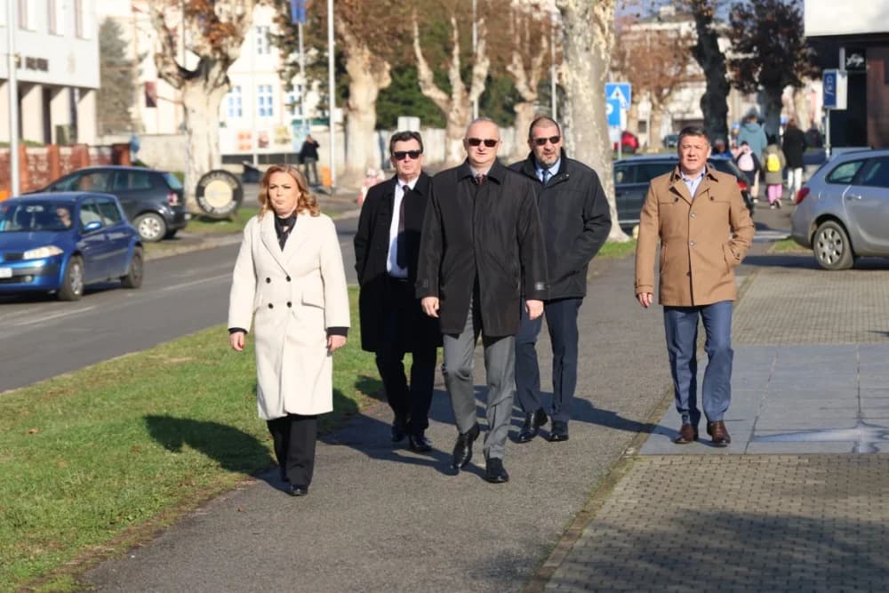 (FOTO) OBILJEŽAVANJE DANA NOVE GRADIŠKE: Položeni vijenci i zapaljene svijeće kod spomen obilježja na Trgu dr. Franje Tuđmana