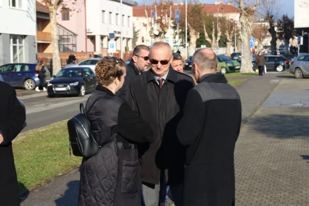 (FOTO) OBILJEŽAVANJE DANA NOVE GRADIŠKE: Položeni vijenci i zapaljene svijeće kod spomen obilježja na Trgu dr. Franje Tuđmana