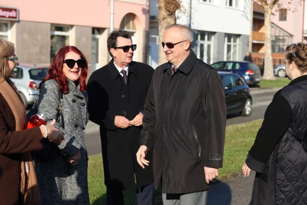 (FOTO) OBILJEŽAVANJE DANA NOVE GRADIŠKE: Položeni vijenci i zapaljene svijeće kod spomen obilježja na Trgu dr. Franje Tuđmana