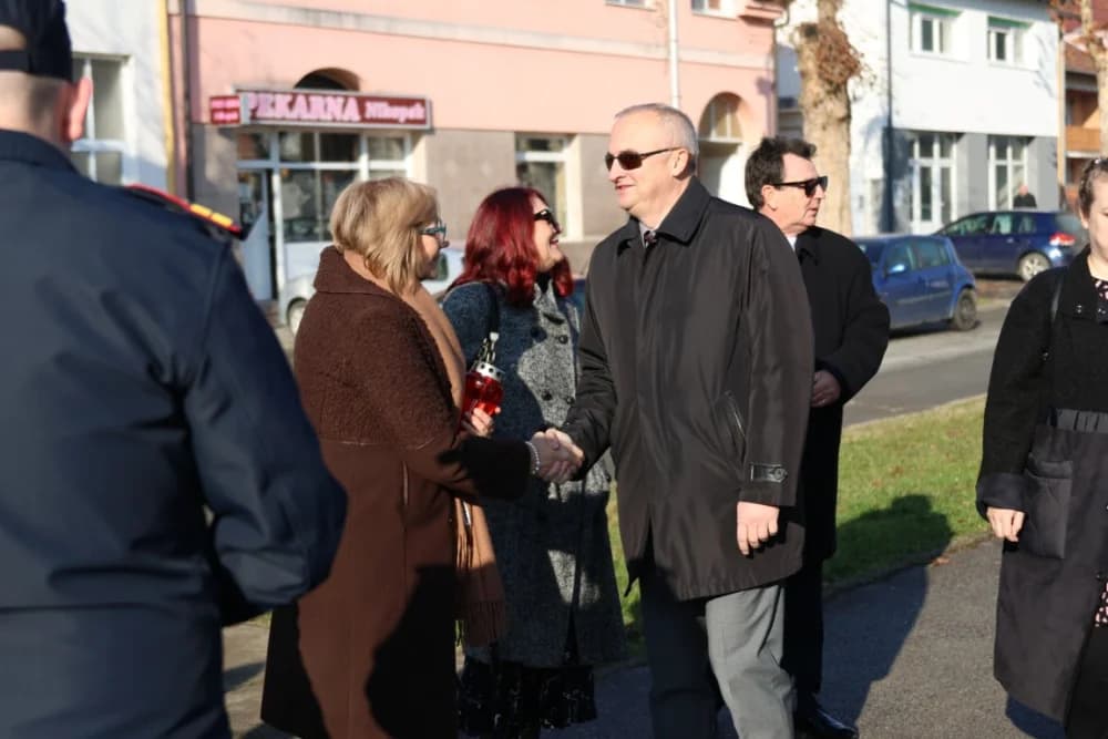(FOTO) OBILJEŽAVANJE DANA NOVE GRADIŠKE: Položeni vijenci i zapaljene svijeće kod spomen obilježja na Trgu dr. Franje Tuđmana