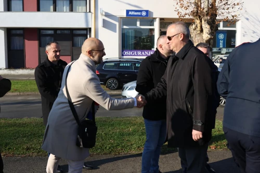 (FOTO) OBILJEŽAVANJE DANA NOVE GRADIŠKE: Položeni vijenci i zapaljene svijeće kod spomen obilježja na Trgu dr. Franje Tuđmana