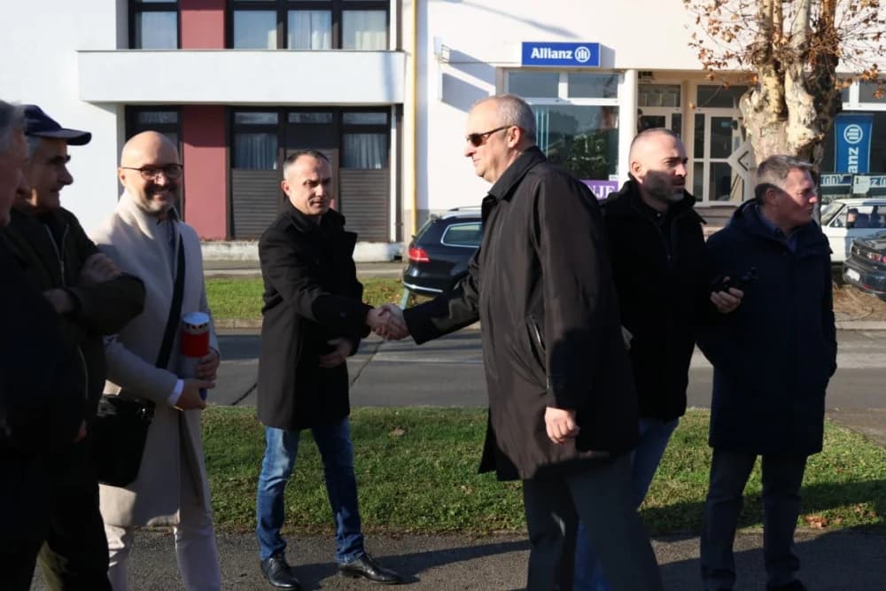(FOTO) OBILJEŽAVANJE DANA NOVE GRADIŠKE: Položeni vijenci i zapaljene svijeće kod spomen obilježja na Trgu dr. Franje Tuđmana