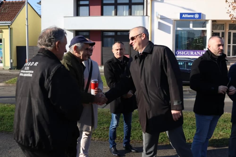 (FOTO) OBILJEŽAVANJE DANA NOVE GRADIŠKE: Položeni vijenci i zapaljene svijeće kod spomen obilježja na Trgu dr. Franje Tuđmana