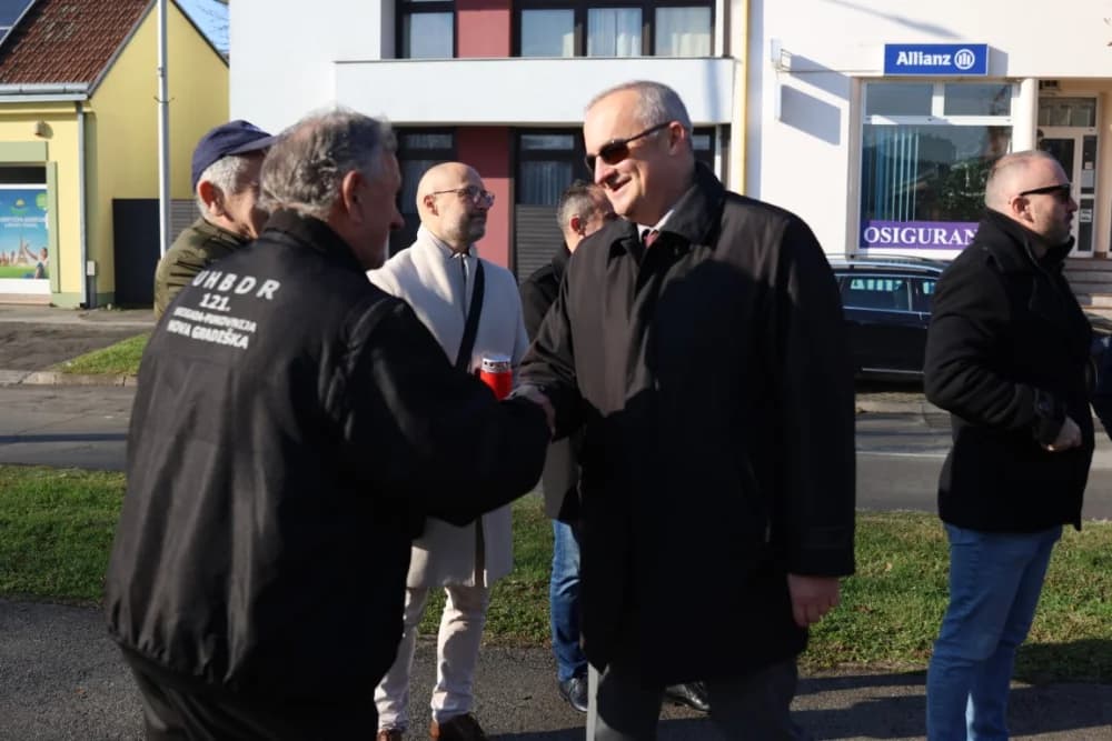 (FOTO) OBILJEŽAVANJE DANA NOVE GRADIŠKE: Položeni vijenci i zapaljene svijeće kod spomen obilježja na Trgu dr. Franje Tuđmana