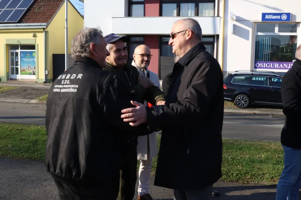(FOTO) OBILJEŽAVANJE DANA NOVE GRADIŠKE: Položeni vijenci i zapaljene svijeće kod spomen obilježja na Trgu dr. Franje Tuđmana