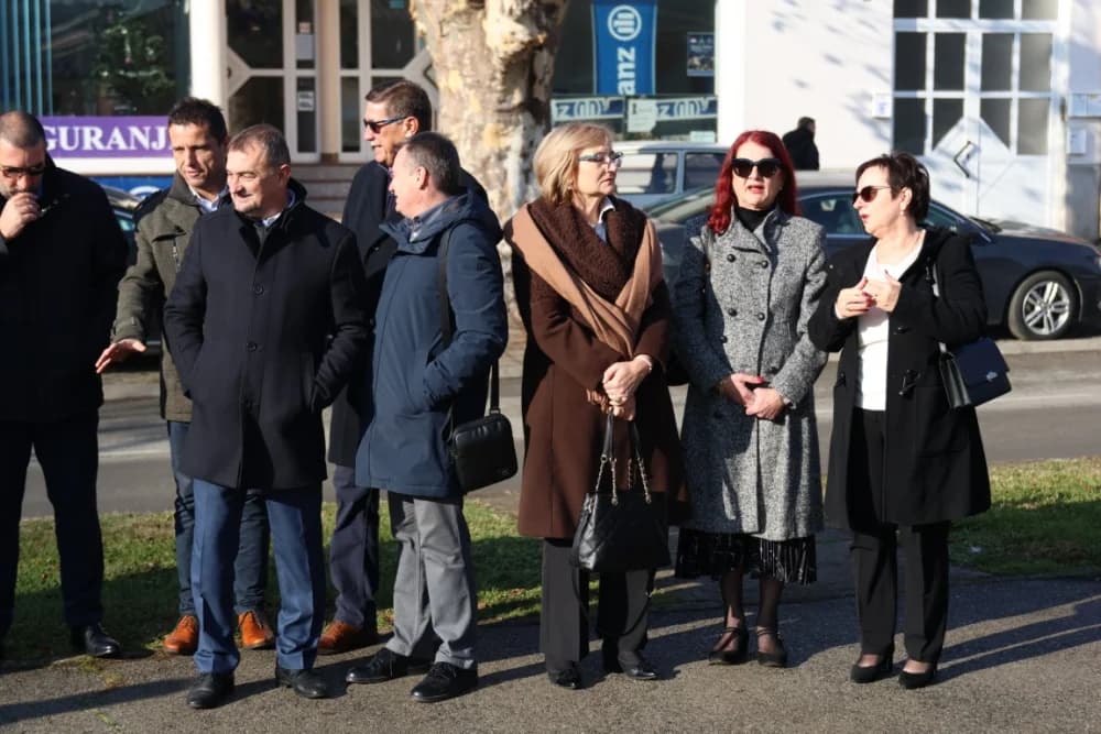 (FOTO) OBILJEŽAVANJE DANA NOVE GRADIŠKE: Položeni vijenci i zapaljene svijeće kod spomen obilježja na Trgu dr. Franje Tuđmana