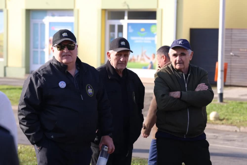 (FOTO) OBILJEŽAVANJE DANA NOVE GRADIŠKE: Položeni vijenci i zapaljene svijeće kod spomen obilježja na Trgu dr. Franje Tuđmana