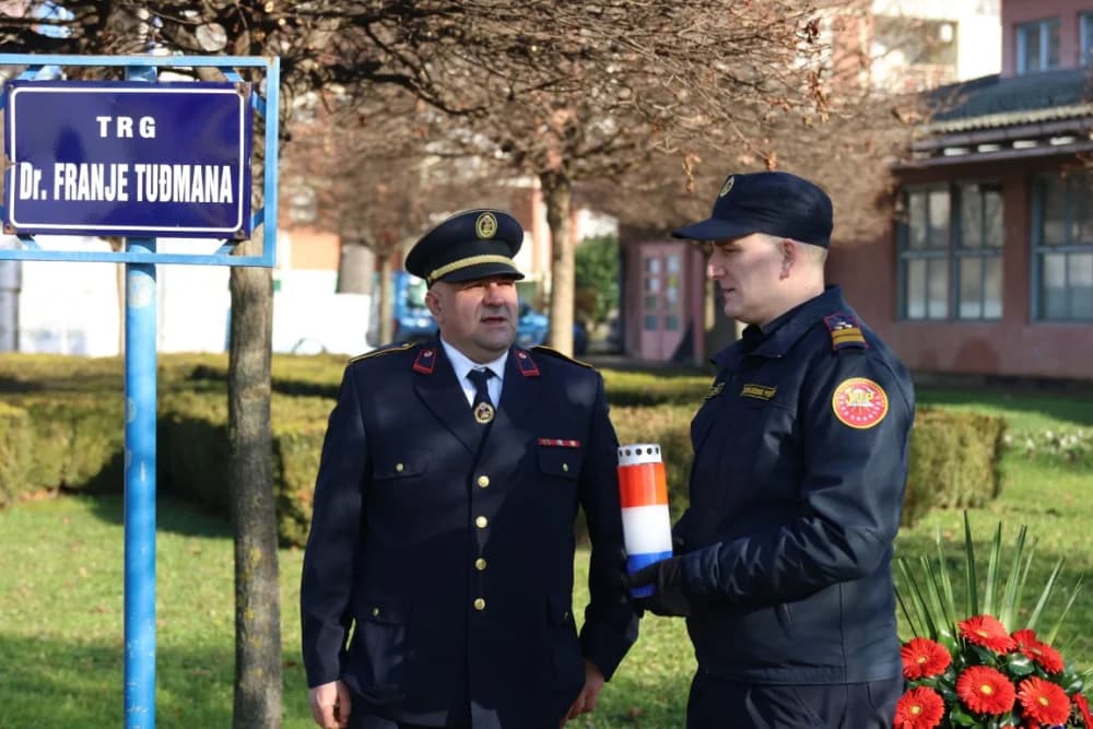 (FOTO) OBILJEŽAVANJE DANA NOVE GRADIŠKE: Položeni vijenci i zapaljene svijeće kod spomen obilježja na Trgu dr. Franje Tuđmana