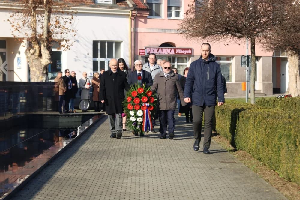 (FOTO) OBILJEŽAVANJE DANA NOVE GRADIŠKE: Položeni vijenci i zapaljene svijeće kod spomen obilježja na Trgu dr. Franje Tuđmana