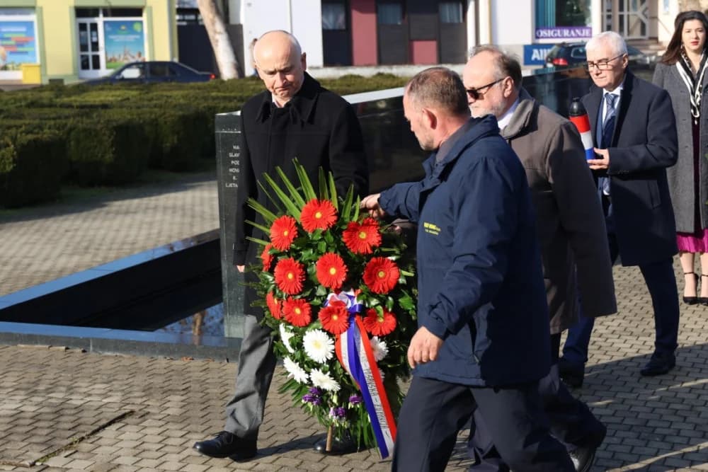 (FOTO) OBILJEŽAVANJE DANA NOVE GRADIŠKE: Položeni vijenci i zapaljene svijeće kod spomen obilježja na Trgu dr. Franje Tuđmana