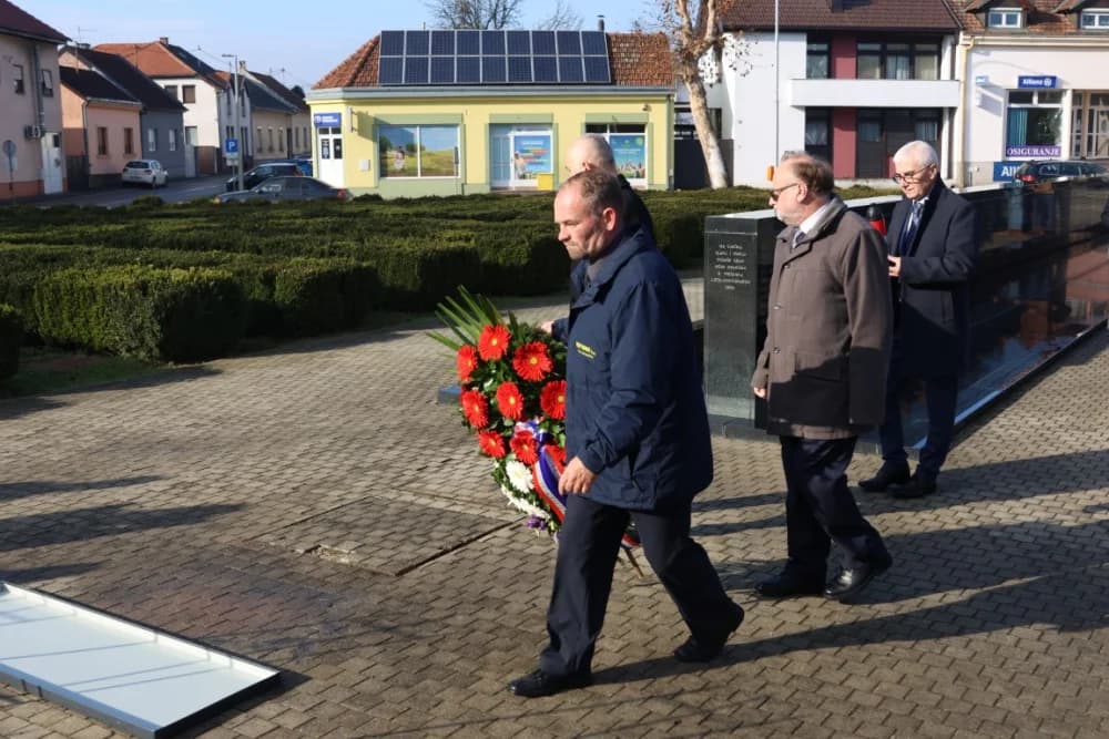 (FOTO) OBILJEŽAVANJE DANA NOVE GRADIŠKE: Položeni vijenci i zapaljene svijeće kod spomen obilježja na Trgu dr. Franje Tuđmana
