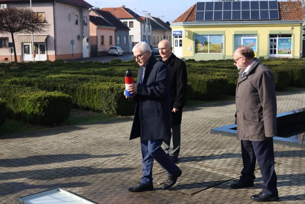 (FOTO) OBILJEŽAVANJE DANA NOVE GRADIŠKE: Položeni vijenci i zapaljene svijeće kod spomen obilježja na Trgu dr. Franje Tuđmana