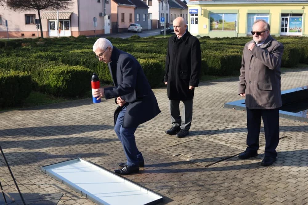 (FOTO) OBILJEŽAVANJE DANA NOVE GRADIŠKE: Položeni vijenci i zapaljene svijeće kod spomen obilježja na Trgu dr. Franje Tuđmana