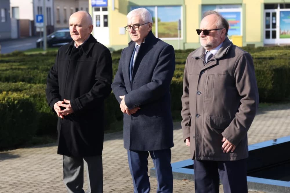 (FOTO) OBILJEŽAVANJE DANA NOVE GRADIŠKE: Položeni vijenci i zapaljene svijeće kod spomen obilježja na Trgu dr. Franje Tuđmana