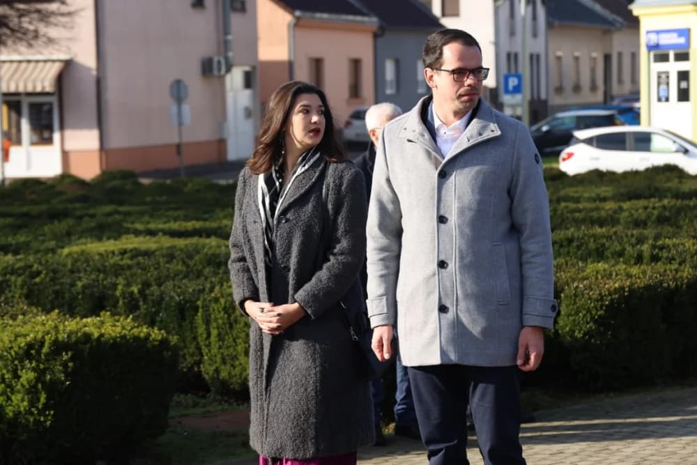 (FOTO) OBILJEŽAVANJE DANA NOVE GRADIŠKE: Položeni vijenci i zapaljene svijeće kod spomen obilježja na Trgu dr. Franje Tuđmana