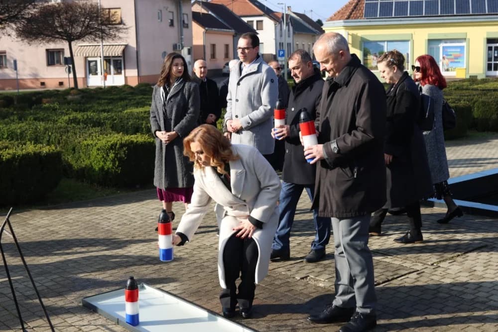 (FOTO) OBILJEŽAVANJE DANA NOVE GRADIŠKE: Položeni vijenci i zapaljene svijeće kod spomen obilježja na Trgu dr. Franje Tuđmana