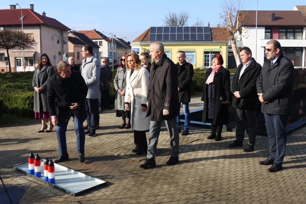 (FOTO) OBILJEŽAVANJE DANA NOVE GRADIŠKE: Položeni vijenci i zapaljene svijeće kod spomen obilježja na Trgu dr. Franje Tuđmana