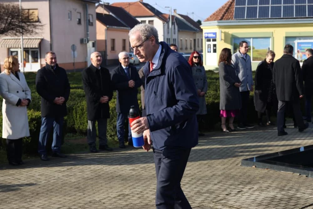 (FOTO) OBILJEŽAVANJE DANA NOVE GRADIŠKE: Položeni vijenci i zapaljene svijeće kod spomen obilježja na Trgu dr. Franje Tuđmana
