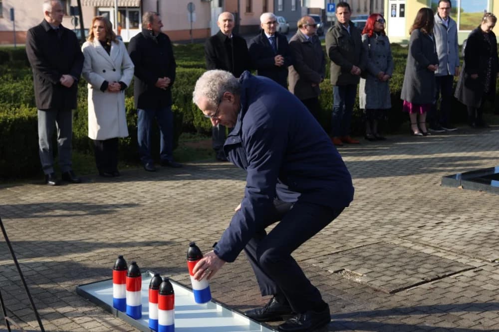 (FOTO) OBILJEŽAVANJE DANA NOVE GRADIŠKE: Položeni vijenci i zapaljene svijeće kod spomen obilježja na Trgu dr. Franje Tuđmana