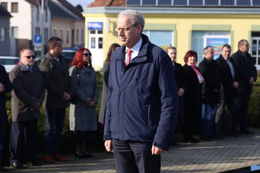 (FOTO) OBILJEŽAVANJE DANA NOVE GRADIŠKE: Položeni vijenci i zapaljene svijeće kod spomen obilježja na Trgu dr. Franje Tuđmana