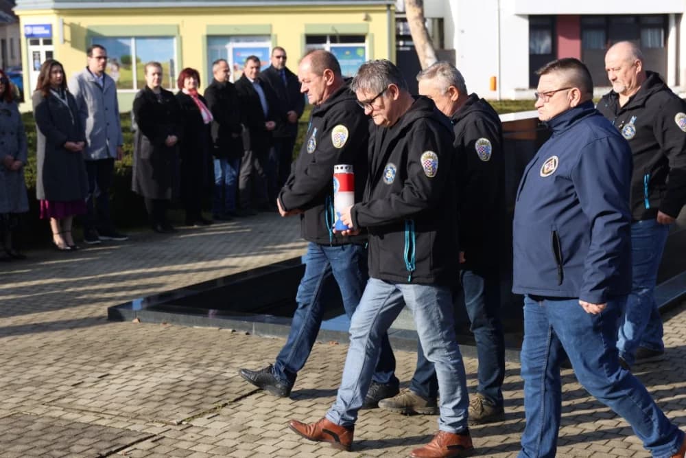 (FOTO) OBILJEŽAVANJE DANA NOVE GRADIŠKE: Položeni vijenci i zapaljene svijeće kod spomen obilježja na Trgu dr. Franje Tuđmana