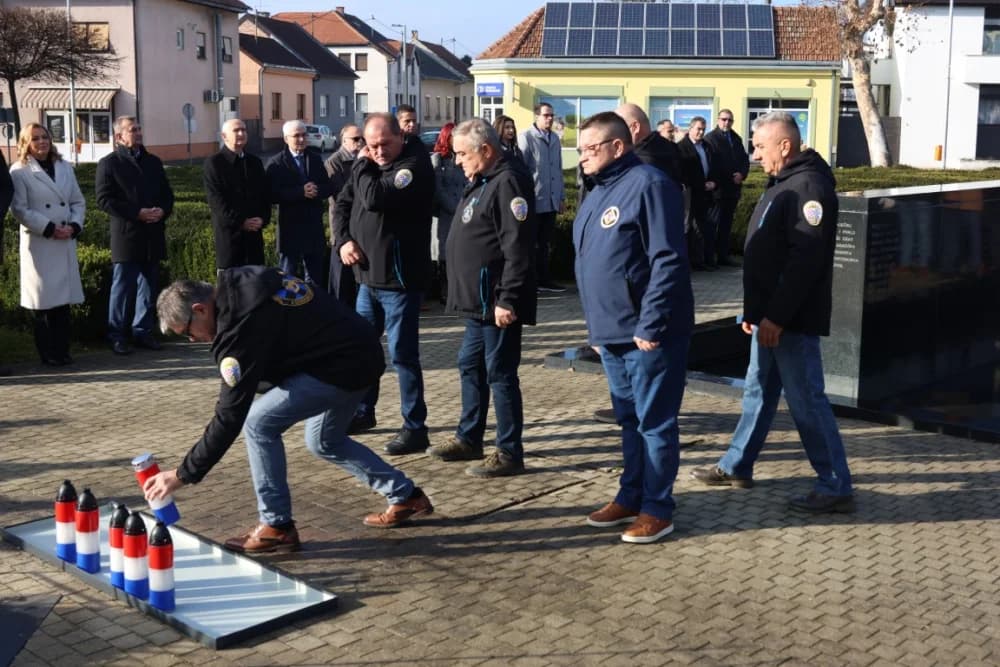(FOTO) OBILJEŽAVANJE DANA NOVE GRADIŠKE: Položeni vijenci i zapaljene svijeće kod spomen obilježja na Trgu dr. Franje Tuđmana