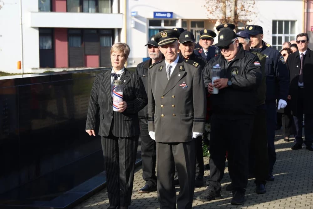 (FOTO) OBILJEŽAVANJE DANA NOVE GRADIŠKE: Položeni vijenci i zapaljene svijeće kod spomen obilježja na Trgu dr. Franje Tuđmana