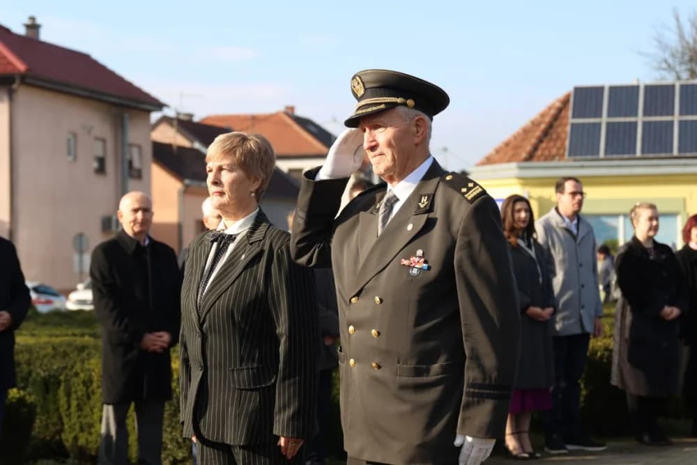 (FOTO) OBILJEŽAVANJE DANA NOVE GRADIŠKE: Položeni vijenci i zapaljene svijeće kod spomen obilježja na Trgu dr. Franje Tuđmana