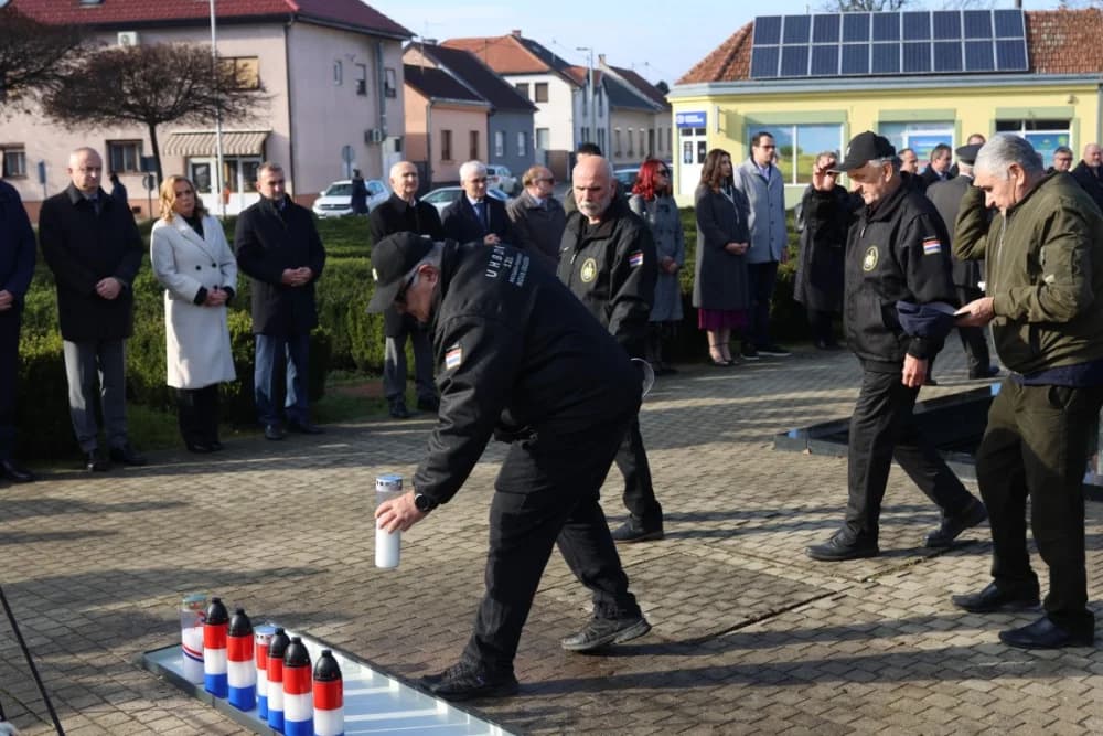 (FOTO) OBILJEŽAVANJE DANA NOVE GRADIŠKE: Položeni vijenci i zapaljene svijeće kod spomen obilježja na Trgu dr. Franje Tuđmana